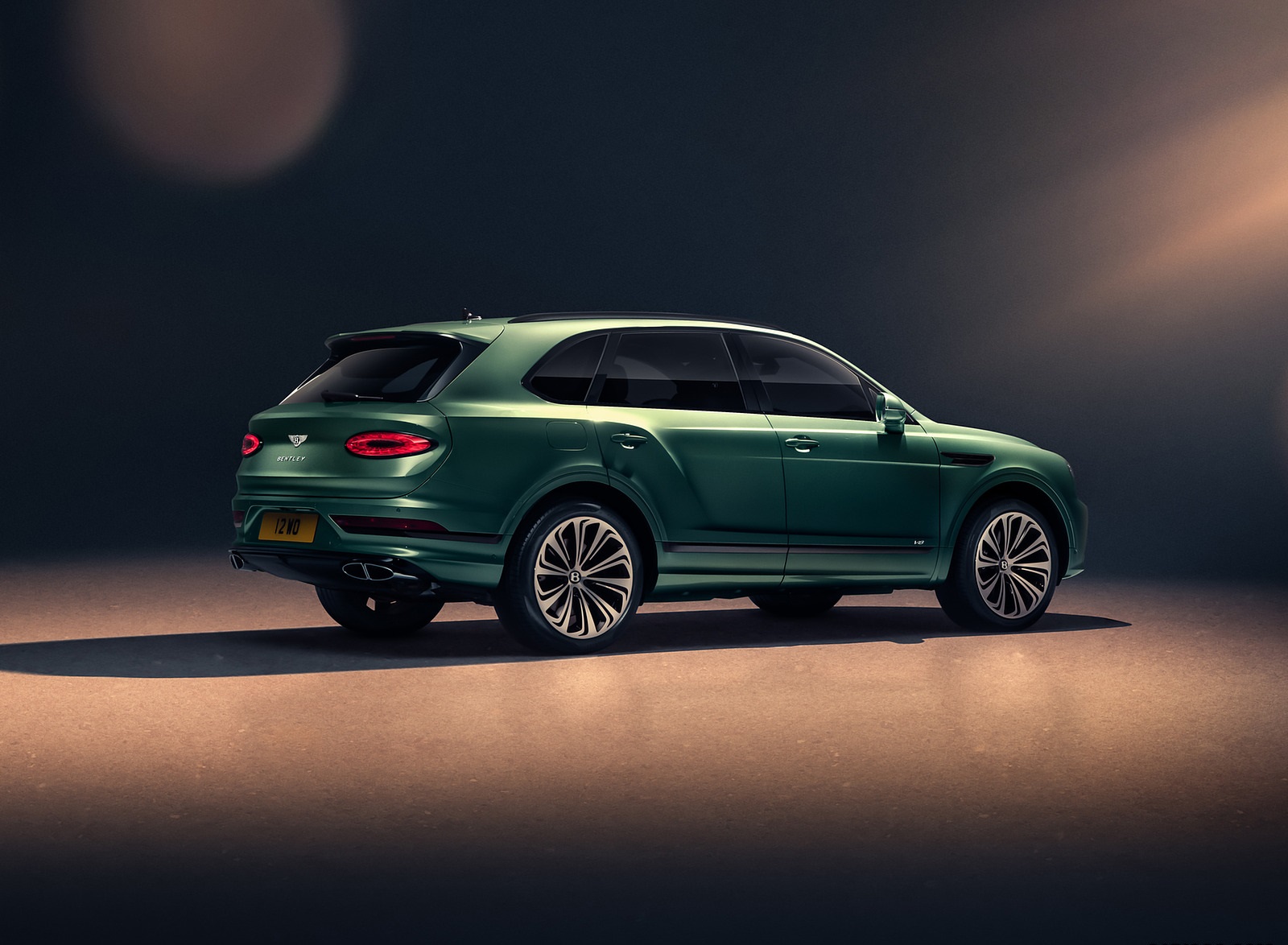 2021 Bentley Bentayga V8 (Color: Alpine Green) Rear Three-Quarter Wallpapers (7)