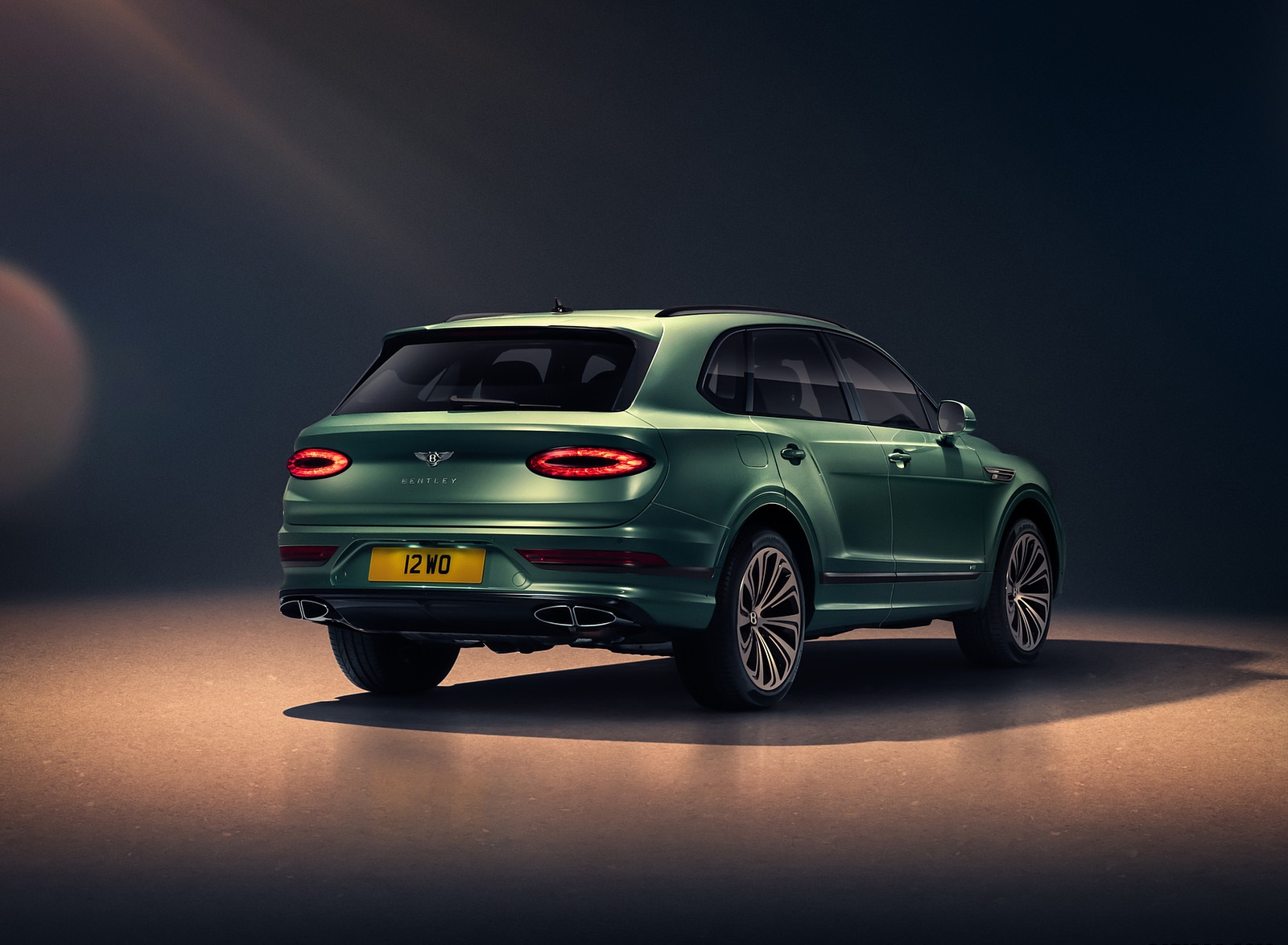 2021 Bentley Bentayga V8 (Color: Alpine Green) Rear Three-Quarter Wallpapers (8)
