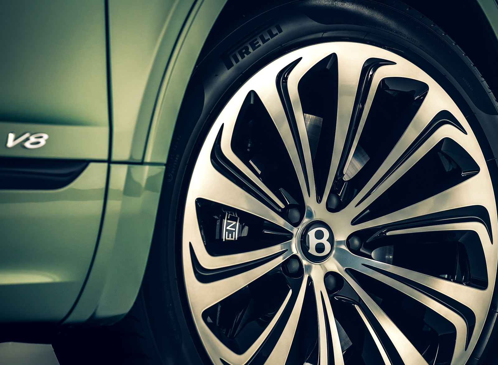 2021 Bentley Bentayga V8 (Color: Alpine Green) Wheel Wallpapers (13)