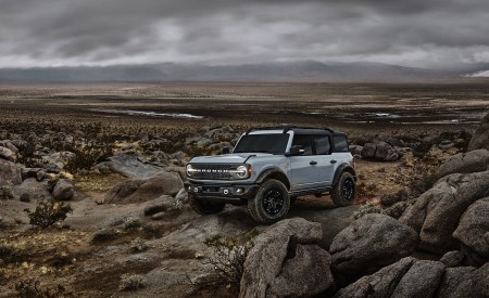 2021 Ford Bronco Badlands Four-Door (Color: Cactus Gray) Front Three-Quarter Wallpapers 450x275 (4)