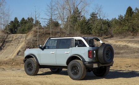 2021 Ford Bronco Badlands Four-Door (Color: Cactus Gray) Rear Three-Quarter Wallpapers  450x275 (9)
