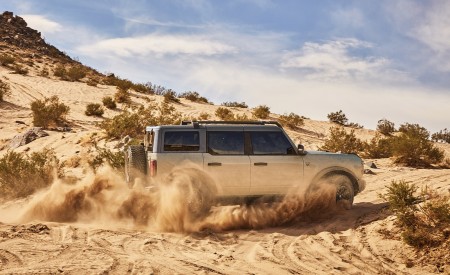2021 Ford Bronco Badlands Four-Door (Color: Cactus Gray) Side Wallpapers 450x275 (5)