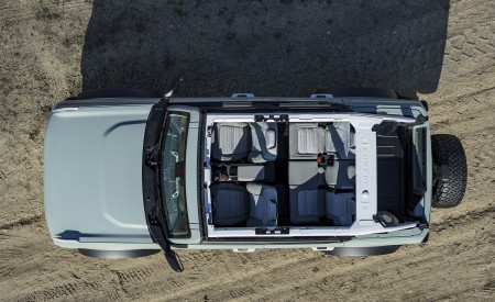 2021 Ford Bronco Badlands Four-Door (Color: Cactus Gray) Top Wallpapers 450x275 (13)