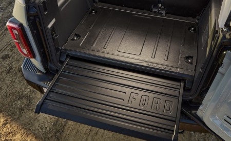 2021 Ford Bronco Badlands Four-Door (Color: Cactus Gray) Trunk Wallpapers 450x275 (20)