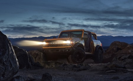 2021 Ford Bronco Two-Door (Color: Cyber Orange) Front Three-Quarter Wallpapers 450x275 (12)