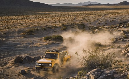 2021 Ford Bronco Two-Door (Color: Cyber Orange) Front Three-Quarter Wallpapers 450x275 (9)