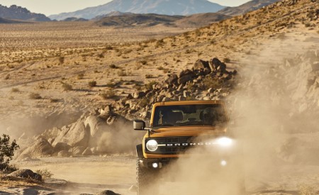 2021 Ford Bronco Two-Door (Color: Cyber Orange) Front Wallpapers 450x275 (10)