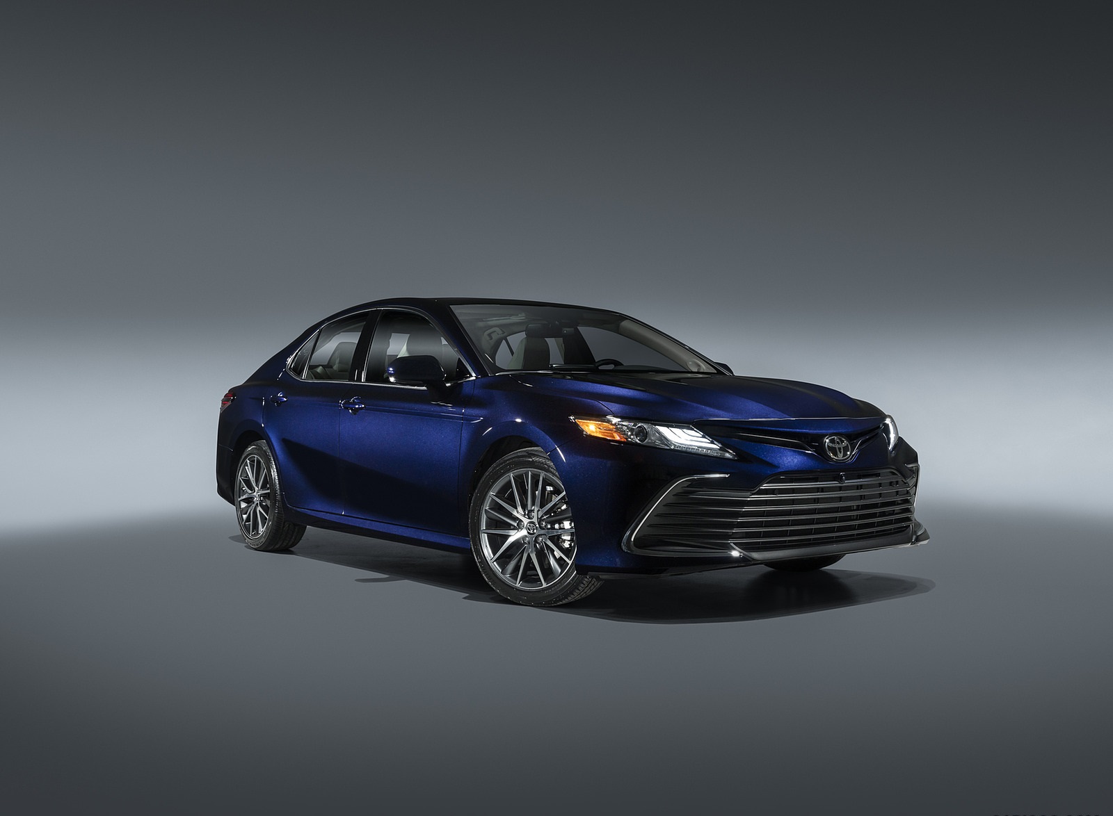 2021 Toyota Camry XLE Front Three-Quarter Wallpapers (1)