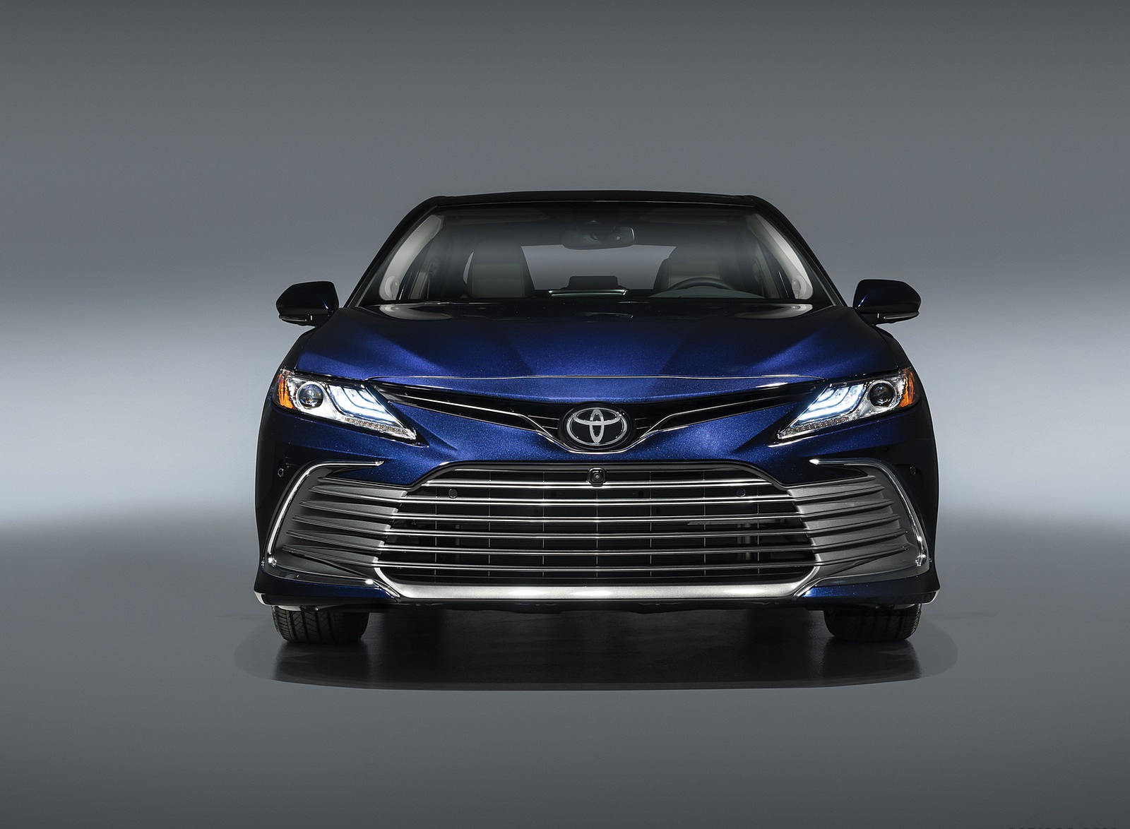 2021 Toyota Camry XLE Front Wallpapers (2)