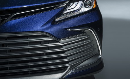 2021 Toyota Camry XLE Grill Wallpapers 450x275 (6)