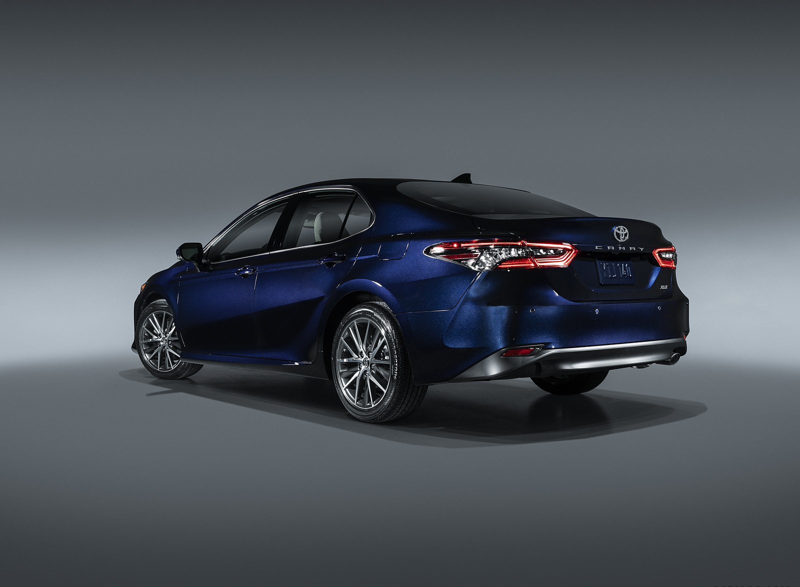 2021 Toyota Camry XLE Rear Three-Quarter Wallpapers (3)