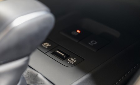 2021 Toyota Venza Hybrid Limited Interior Detail Wallpapers 450x275 (38)