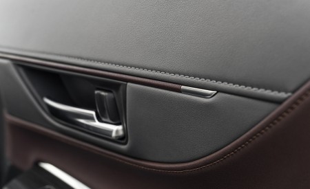 2021 Toyota Venza Hybrid XLE Interior Detail Wallpapers 450x275 (24)