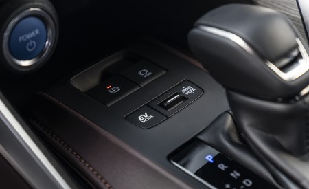 2021 Toyota Venza Hybrid XLE Interior Detail Wallpapers 450x275 (26)