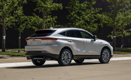2021 Toyota Venza Hybrid XLE Rear Three-Quarter Wallpapers 450x275 (5)