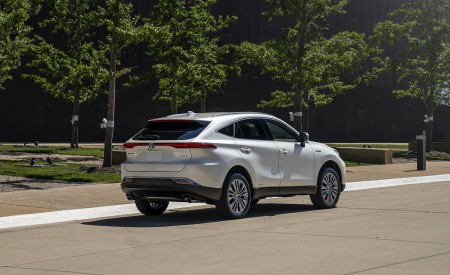 2021 Toyota Venza Hybrid XLE Rear Three-Quarter Wallpapers 450x275 (6)