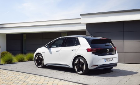 2021 Volkswagen ID.3 1st Edition Rear Three-Quarter Wallpapers 450x275 (117)