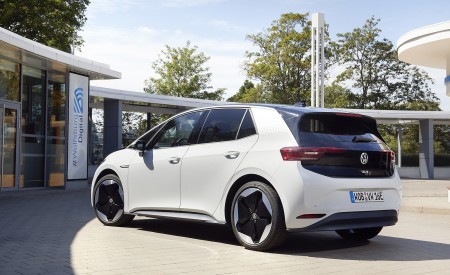 2021 Volkswagen ID.3 1st Edition Rear Three-Quarter Wallpapers 450x275 (116)