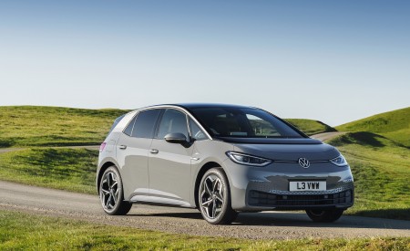 2021 Volkswagen ID.3 1st Edition (UK-Spec) Front Three-Quarter Wallpapers 450x275 (34)