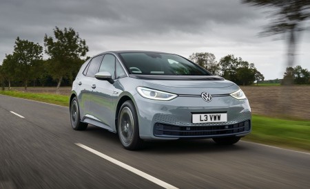 2021 Volkswagen ID.3 1st Edition (UK-Spec) Front Three-Quarter Wallpapers  450x275 (1)