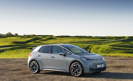 2021 Volkswagen ID.3 1st Edition (UK-Spec) Front Three-Quarter Wallpapers 450x275 (35)