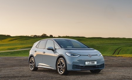 2021 Volkswagen ID.3 1st Edition (UK-Spec) Front Three-Quarter Wallpapers 450x275 (36)