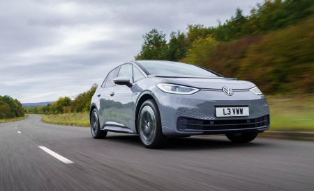 2021 Volkswagen ID.3 1st Edition (UK-Spec) Front Three-Quarter Wallpapers 450x275 (3)