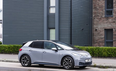 2021 Volkswagen ID.3 1st Edition (UK-Spec) Front Three-Quarter Wallpapers 450x275 (33)