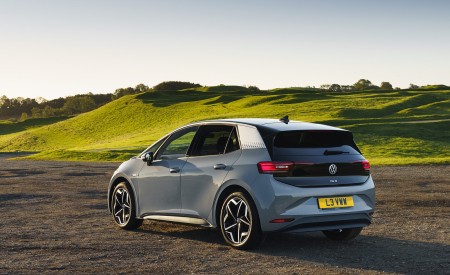 2021 Volkswagen ID.3 1st Edition (UK-Spec) Rear Three-Quarter Wallpapers 450x275 (40)