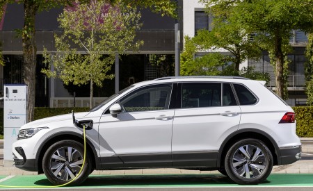 2021 Volkswagen Tiguan Plug-In Hybrid Charging Wallpapers 450x275 (11)