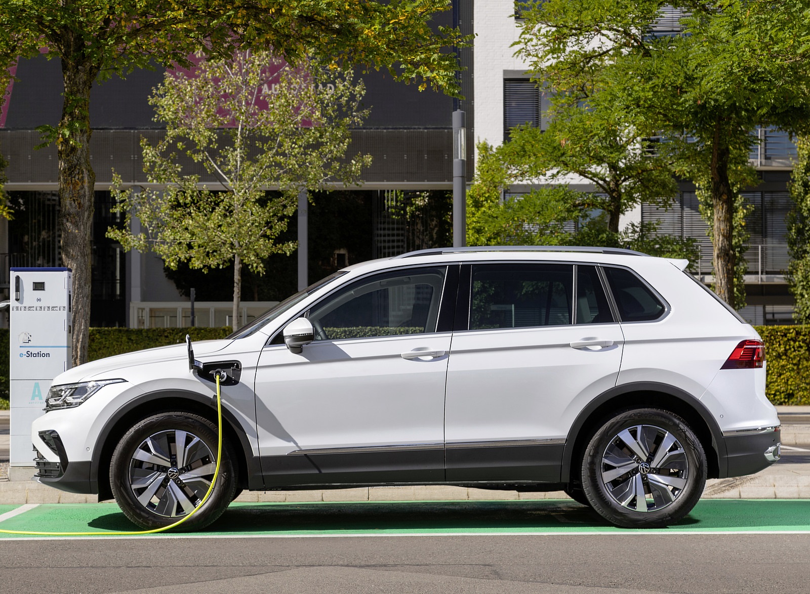 2021 Volkswagen Tiguan Plug-In Hybrid Charging Wallpapers (11)