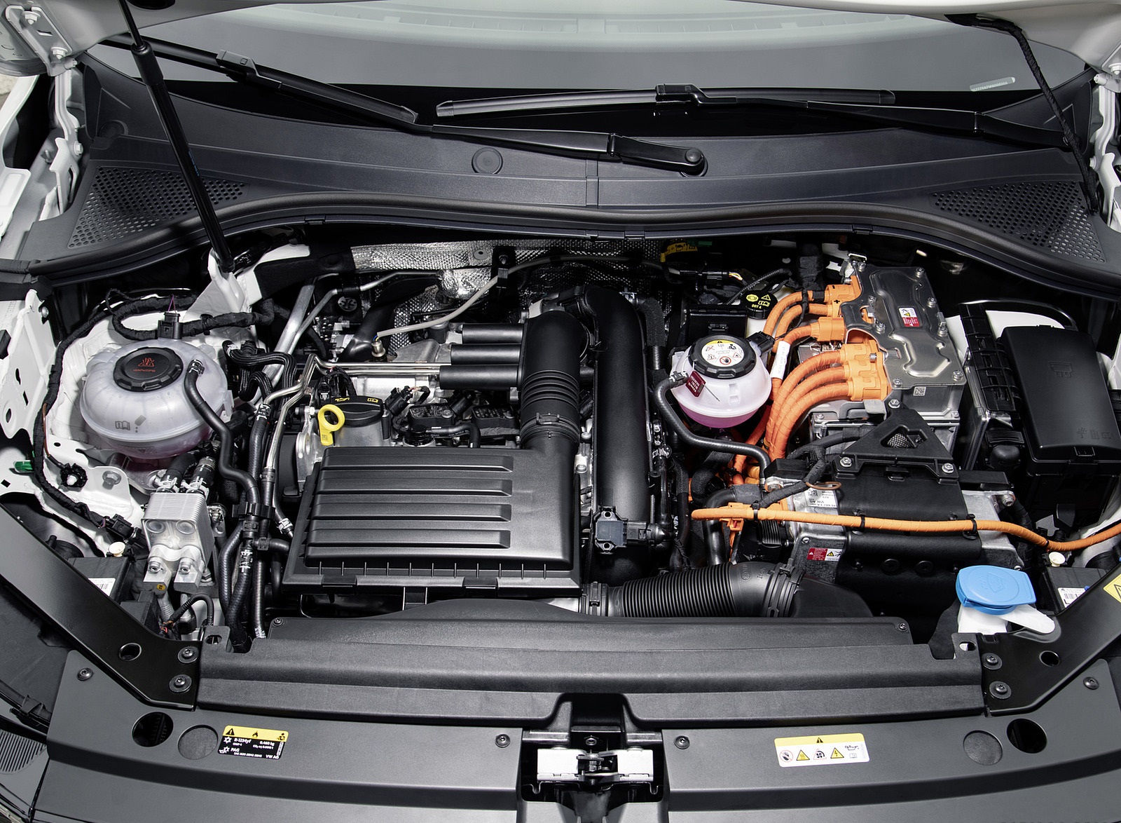 2021 Volkswagen Tiguan Plug-In Hybrid Engine Wallpapers (13)