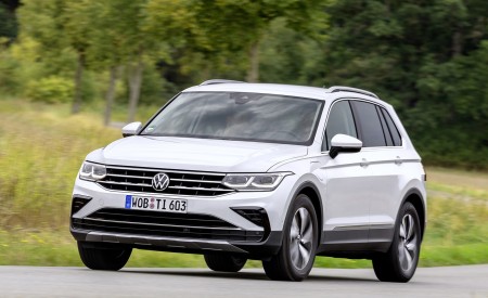 2021 Volkswagen Tiguan Plug-In Hybrid Front Three-Quarter Wallpapers 450x275 (2)