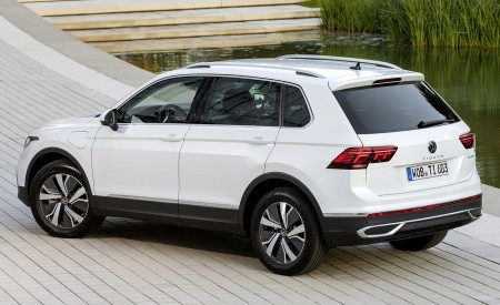 2021 Volkswagen Tiguan Plug-In Hybrid Rear Three-Quarter Wallpapers 450x275 (9)