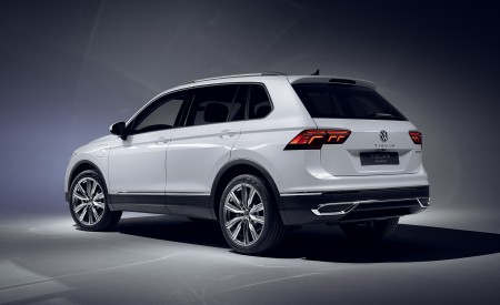 2021 Volkswagen Tiguan Plug-In Hybrid Rear Three-Quarter Wallpapers 450x275 (18)