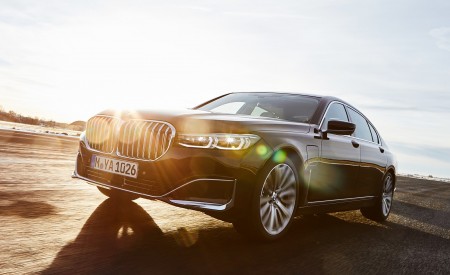 2020 BMW 7-Series 745Le Plug-In Hybrid Front Three-Quarter Wallpapers 450x275 (64)