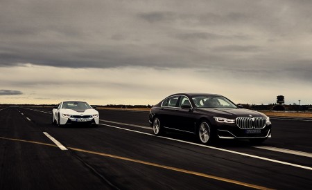 2020 BMW 7-Series 745Le Plug-In Hybrid Front Three-Quarter Wallpapers 450x275 (77)