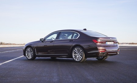 2020 BMW 7-Series 745Le Plug-In Hybrid Rear Three-Quarter Wallpapers 450x275 (73)