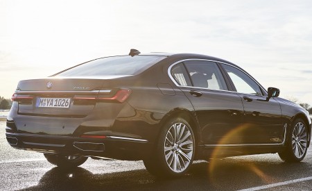 2020 BMW 7-Series 745Le Plug-In Hybrid Rear Three-Quarter Wallpapers 450x275 (69)