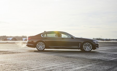 2020 BMW 7-Series 745Le Plug-In Hybrid Side Wallpapers 450x275 (70)
