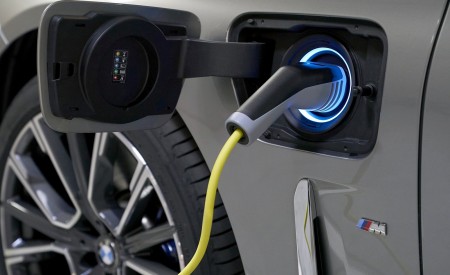 2020 BMW 7-Series 745Le xDrive Plug-In Hybrid Charging Wallpapers 450x275 (38)