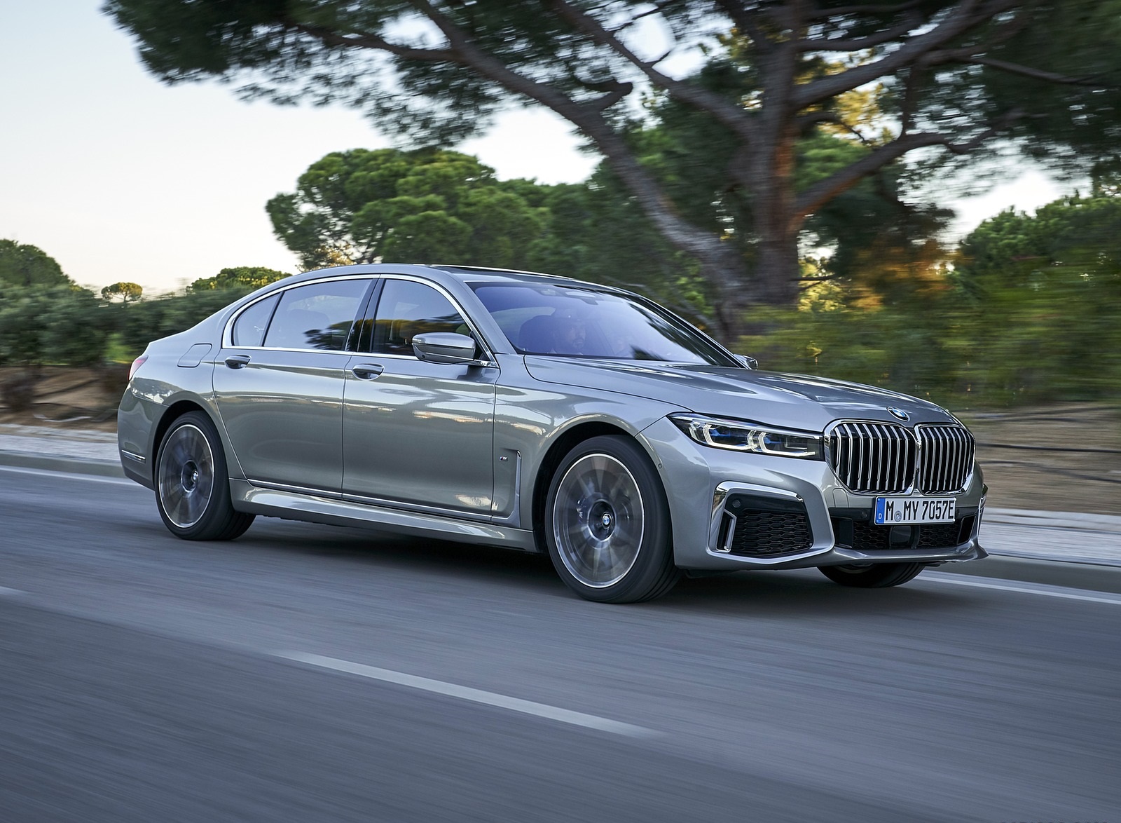2020 BMW 7-Series 745Le xDrive Plug-In Hybrid Front Three-Quarter Wallpapers (11)