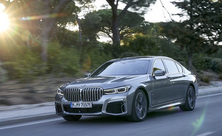 2020 BMW 7-Series 745Le xDrive Plug-In Hybrid Front Three-Quarter Wallpapers 450x275 (6)