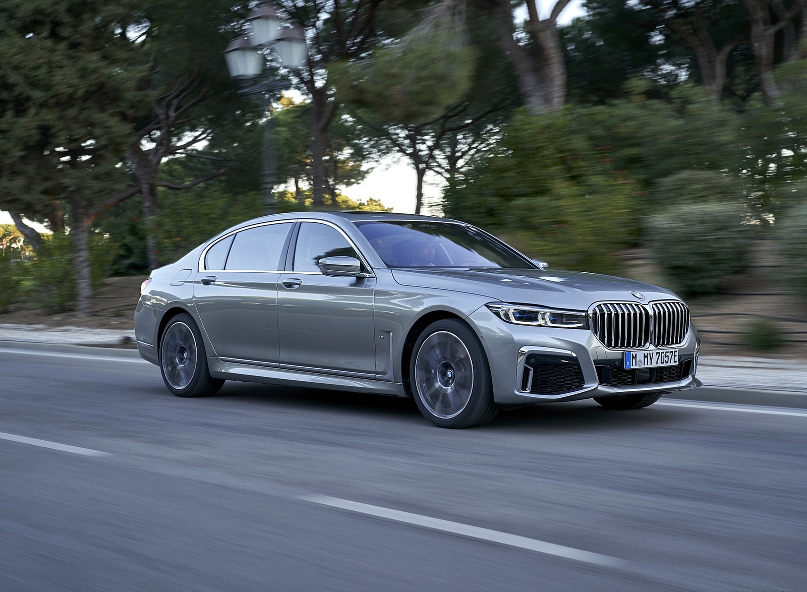 2020 BMW 7-Series 745Le xDrive Plug-In Hybrid Front Three-Quarter Wallpapers (12)