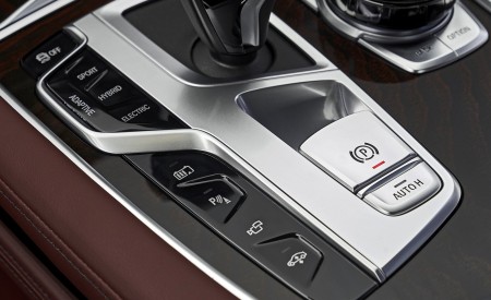 2020 BMW 7-Series 745Le xDrive Plug-In Hybrid Interior Detail Wallpapers 450x275 (56)