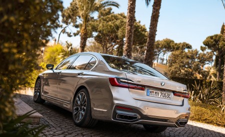 2020 BMW 7-Series 745Le xDrive Plug-In Hybrid Rear Three-Quarter Wallpapers 450x275 (83)
