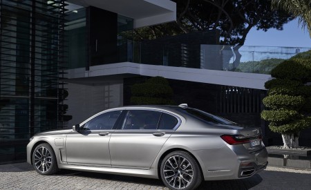 2020 BMW 7-Series 745Le xDrive Plug-In Hybrid Rear Three-Quarter Wallpapers 450x275 (26)