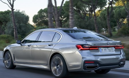 2020 BMW 7-Series 745Le xDrive Plug-In Hybrid Rear Three-Quarter Wallpapers 450x275 (13)