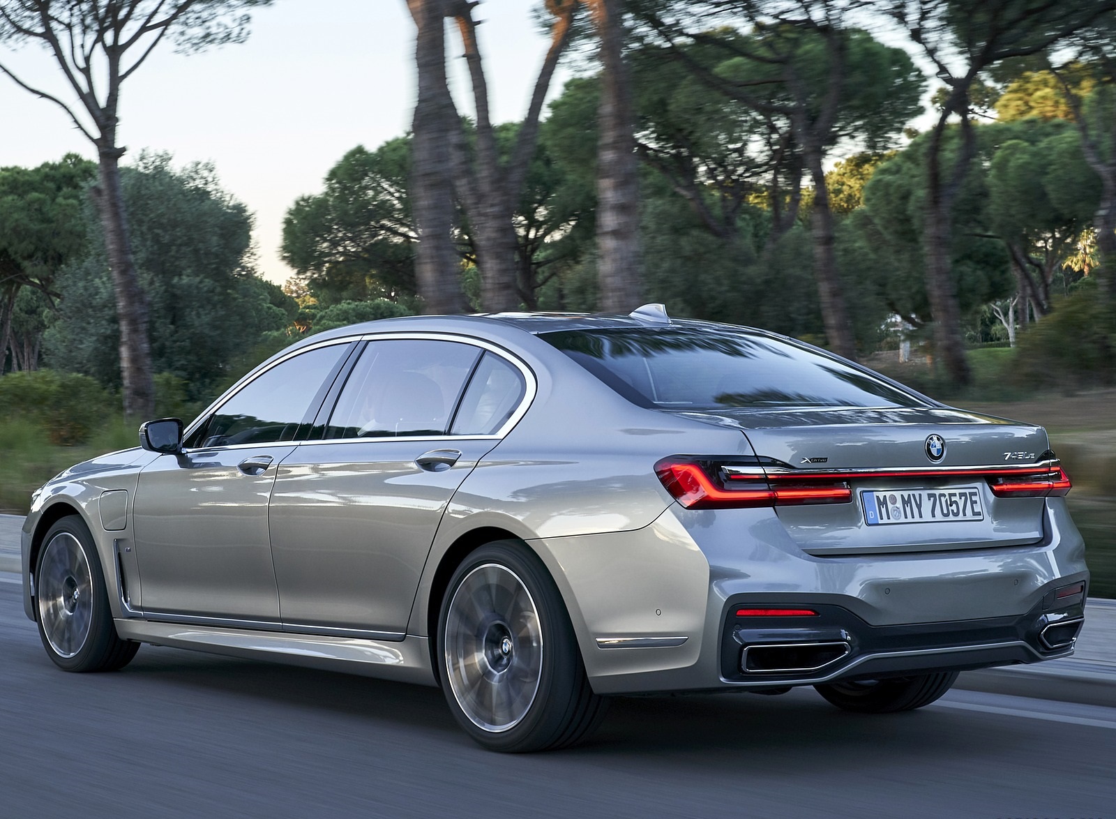 2020 BMW 7-Series 745Le xDrive Plug-In Hybrid Rear Three-Quarter Wallpapers (13)