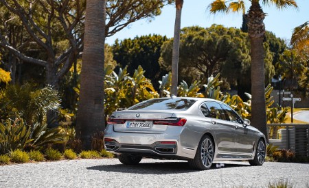 2020 BMW 7-Series 745Le xDrive Plug-In Hybrid Rear Three-Quarter Wallpapers 450x275 (84)